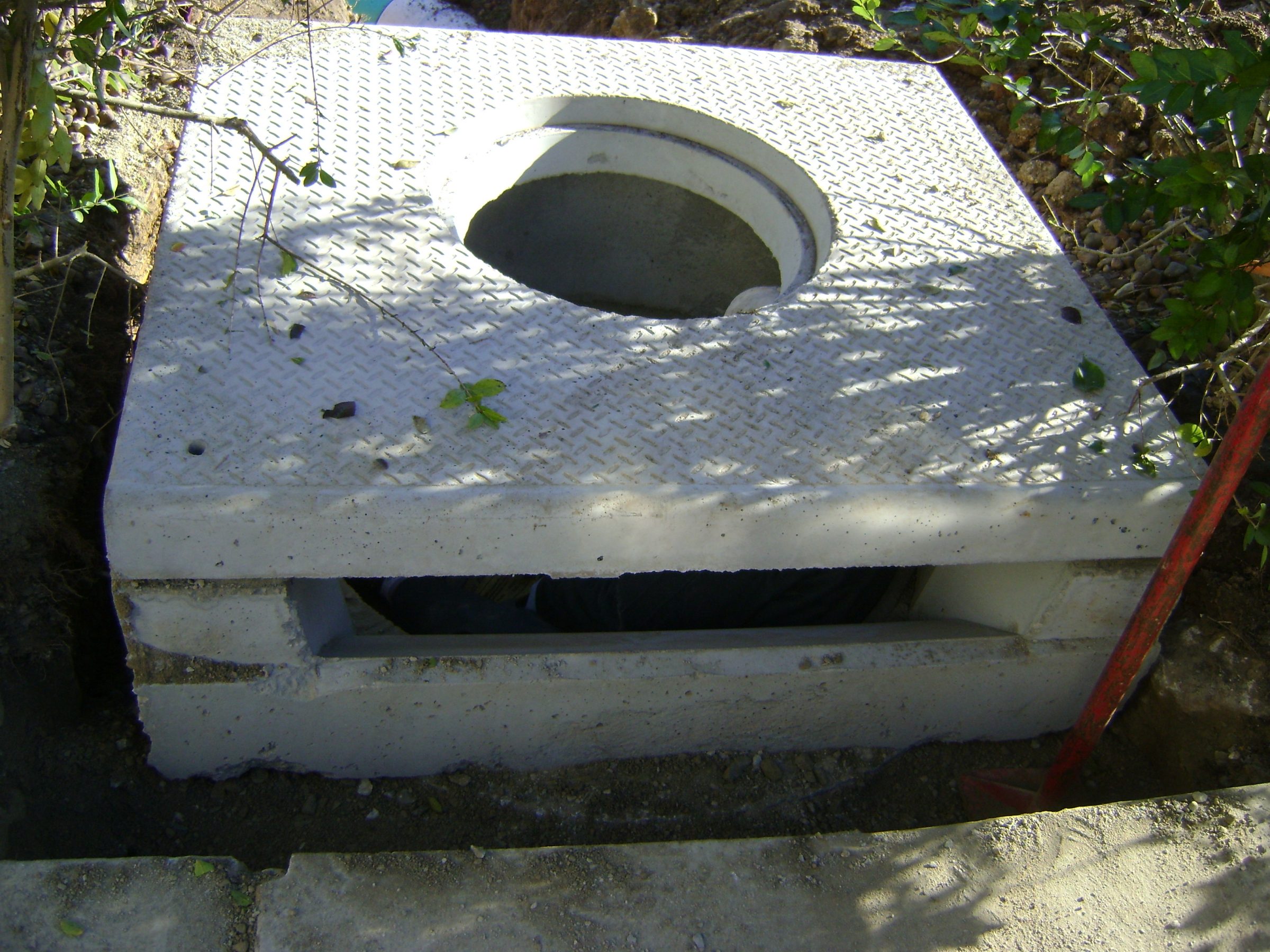 Concrete septic tank with open circular access lid